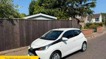 Used Toyota Aygo x-press 69 HP (50 kW) 2016 White Hatchback