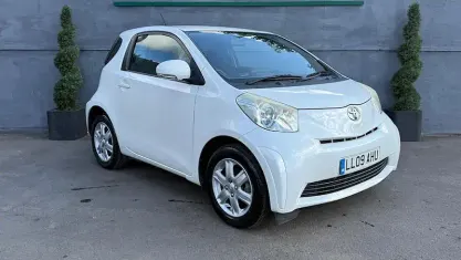 Used Toyota iQ 69 HP (50 kW) 2009 White Hatchback