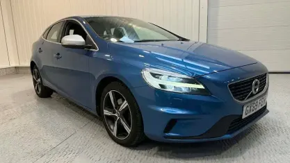 Used Volvo V40 R-Design 120 HP (88 kW) 2019 Blue Hatchback