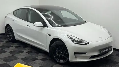 Used Tesla Model 3 Standard Range 239 kW (325 HP) 2020 White Sedan