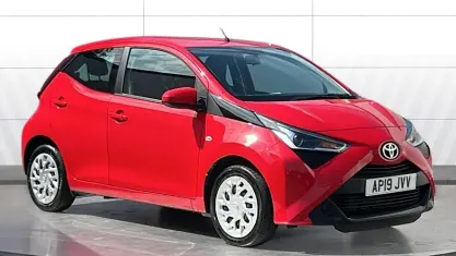 Used Toyota Aygo X-play 72 HP (52 kW) 2019 Red Hatchback