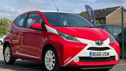Used Toyota Aygo x-press 69 HP (50 kW) 2016 Red Hatchback