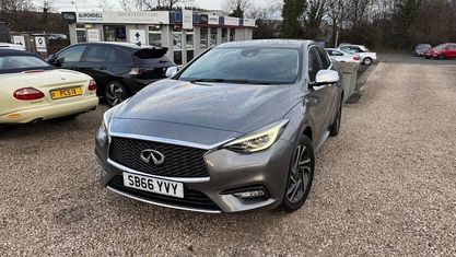 Usado Infiniti Q30 122 HP (89 kW) 2017 Cinzento Citadino