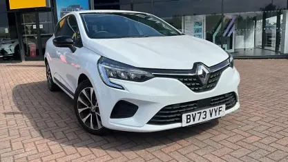 Used Renault Clio Evolution 90 HP (66 kW) 2023 White Hatchback