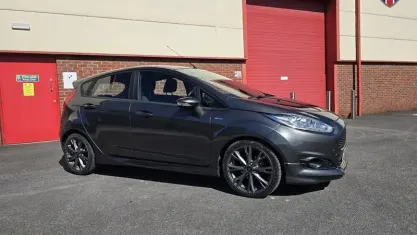 Usado Ford Fiesta ST-Line 125 HP (91 kW) 2016 Cinzento Citadino
