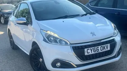 Used Peugeot 208 Allure 82 HP (60 kW) 2016 White Hatchback