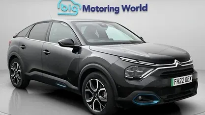 Begagnad Citroën e-C4 Shine 100 kW (136 HK) 2022 Svart Halvkombi