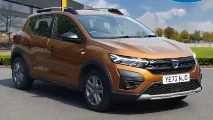 Begagnad Dacia Sandero Essentiel 91 HK (66 kW) 2022 Orange Halvkombi
