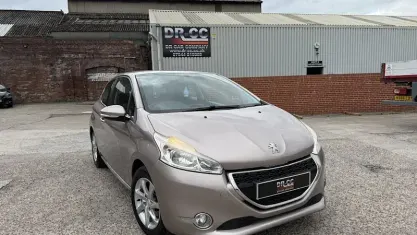 Usado Peugeot 208 Active 68 HP (50 kW) 2013 Rosa Citadino