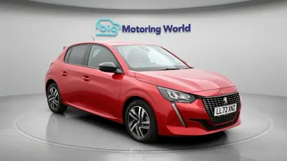 Käytetty Peugeot 208 Allure+ 131 HP (96 kW) 2022 Punainen Viistoperä
