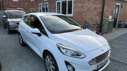 Used Ford Fiesta Zetec 86 HP (63 kW) 2018 White Hatchback