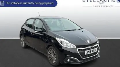 Used Peugeot 208 Signature Sky 82 HP (60 kW) 2019 Hatchback