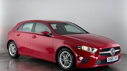 Begagnad Mercedes A180 Executive 136 HK (100 kW) 2019 Röd Halvkombi