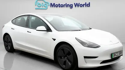 Used Tesla Model 3 Standard Range Plus 222 kW (302 HP) 2021 White Sedan