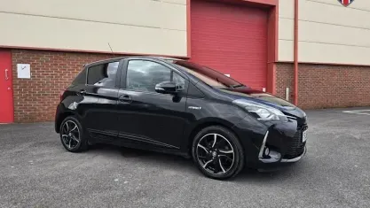 Begagnad Toyota Yaris Hybrid Design 101 HK (74 kW) 2018 Svart Halvkombi