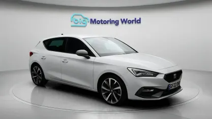 Usado Seat Leon FR Sport 131 CV (96 kW) 2022 Blanco Utilitario