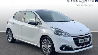 Used Peugeot 208 Signature Sky 82 HP (60 kW) 2019 Hatchback