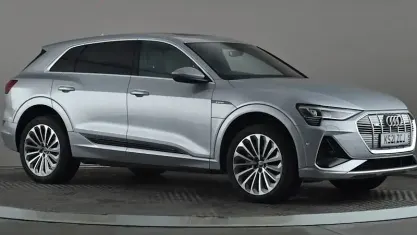 Usado Audi e-tron S-Line 230 kW (313 CV) 2021 Plateado SUV