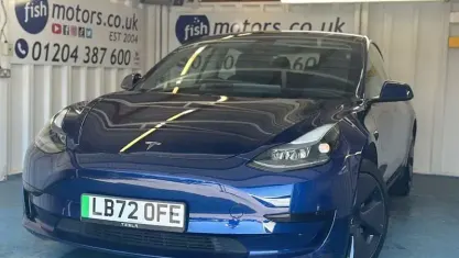 Begagnad Tesla Model 3 RWD 180 kW (245 HK) 2022 Blå Sedan