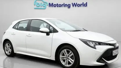 Used Toyota Corolla 122 HP (89 kW) 2022 White Hatchback