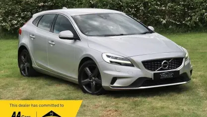 Käytetty Volvo V40 R-Design 120 HP (88 kW) 2019 Viistoperä