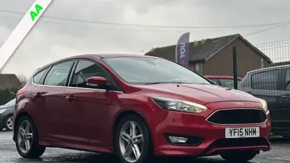 Used Ford Focus Zetec 120 HP (88 kW) 2015 Red Hatchback