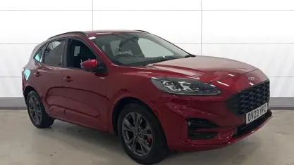 Usado Ford Kuga ST-Line 150 HP (110 kW) 2023 Vermelho SUV