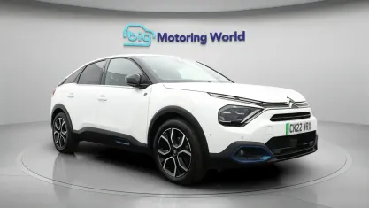 Begagnad Citroën e-C4 Shine 100 kW (136 HK) 2022 Vit Halvkombi