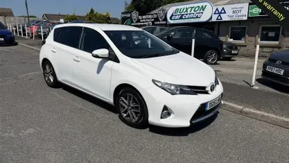 Used Toyota Auris 90 HP (66 kW) 2014 White Hatchback