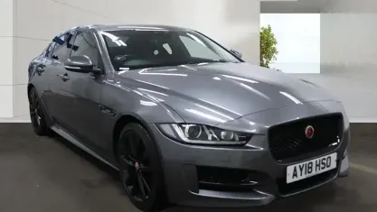Używany Jaguar XE Ingenium 200 KM (147 kW) 2018 Szary Sedan/Limuzyna