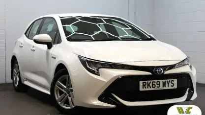 Used Toyota Corolla 122 HP (89 kW) 2019 White Hatchback