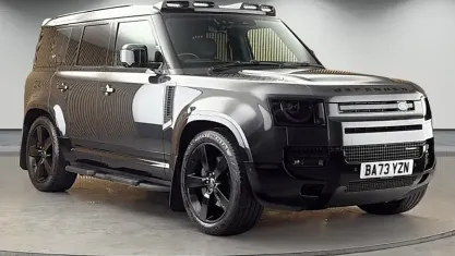Käytetty Land Rover Defender HSE Dynamic 300 HP (220 kW) 2023 Harmaa Katumaasturi