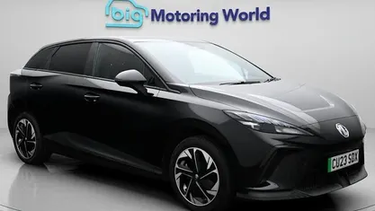 Begagnad MG MG4 EV SE 319 kW (435 HK) 2023 Svart Halvkombi