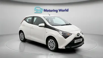 Used Toyota Aygo X-play 72 HP (52 kW) 2019 White Hatchback