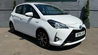 Used Toyota Yaris Hybrid 101 HP (74 kW) 2019 White Hatchback