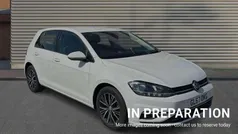 Pure white Used 2017 VW Golf VII SE Hatchback | £12,381 (Fair price)