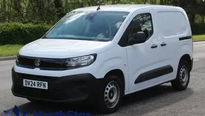 Usado Vauxhall Combo S 102 HP (75 kW) 2024 Branco Monovolume