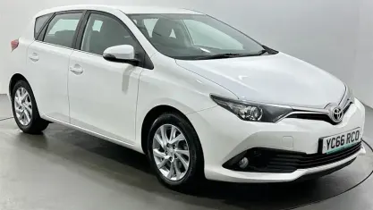 Used Toyota Auris 116 HP (85 kW) 2016 White Hatchback
