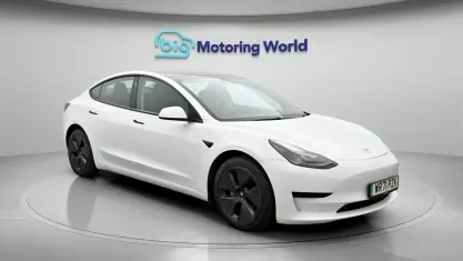 Used Tesla Model 3 Standard Range Plus 222 kW (302 HP) 2021 White Sedan
