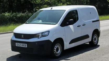 Używany Peugeot Partner Premium 131 KM (96 kW) 2023 Biały Minivan