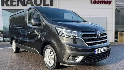 Black Used 2023 Renault Trafic MPV | £18,495 (Fair price)