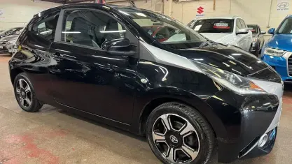 Usado Toyota Aygo X-clusiv 69 HP (50 kW) 2015 Preto Citadino