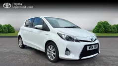Pure white Used 2014 Toyota Yaris Hybrid Plus Hatchback | £10,656 (Fair price)