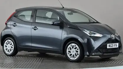 Käytetty Toyota Aygo X-play 72 HP (52 kW) 2021 Harmaa Viistoperä