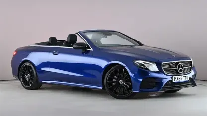 Usado Mercedes E220 AMG line 194 HP (142 kW) 2019 Azul Cabrios