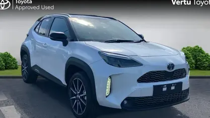 New Toyota Yaris Hybrid Sport 131 HP (96 kW) 2026 Platinum white pearl bitone (premium paint) Estate