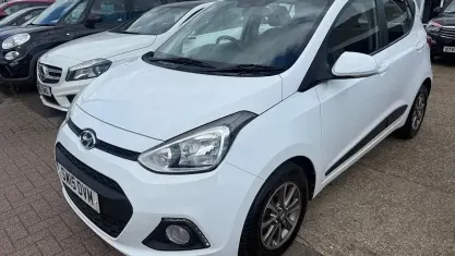 Used Hyundai i10 Premium 67 HP (49 kW) 2015 White Hatchback