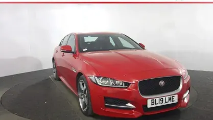 Begagnad Jaguar XE Ingenium 200 HK (147 kW) 2019 Röd Sedan
