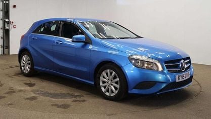 Używany Mercedes A180 SE 109 KM (80 kW) 2015 Niebieski Hatchback