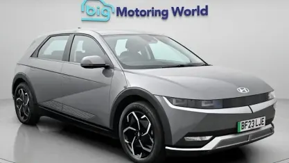 Begagnad Hyundai Ioniq SE 125 kW (170 HK) 2023 Grå Halvkombi